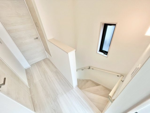 大田区西蒲田1丁目　新築戸建のその他|階段には手すりを設置！お子様やご年配の方の安全にも配慮した造りです。

現地ご見学希望・資料請求などお気軽にお問い合わせ下さい！
03-5990-5201