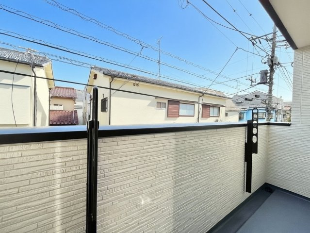 大田区西蒲田1丁目　新築戸建のバルコニー|陽当り良好の南向きバルコニーで、お洗濯物干しもはかどります。

現地ご見学希望・資料請求などお気軽にお問い合わせ下さい！
03-5990-5201