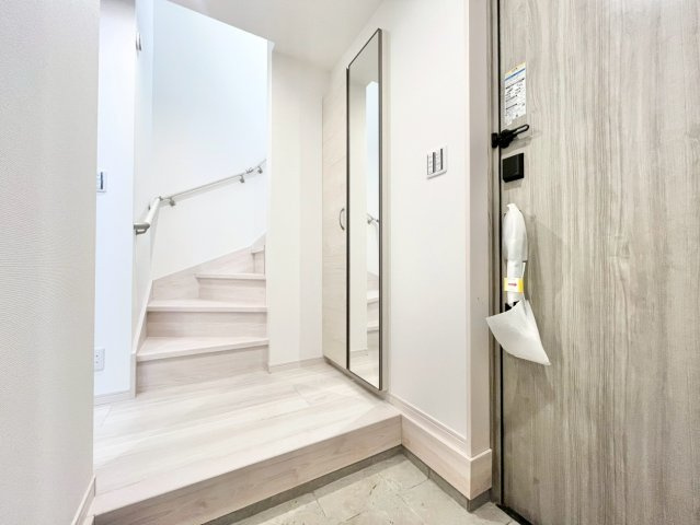 大田区西蒲田1丁目　新築戸建の玄関|お出かけ前の身だしなみチェックに役立つ鏡と収納完備の玄関です。

現地ご見学希望・資料請求などお気軽にお問い合わせ下さい！
03-5990-5201