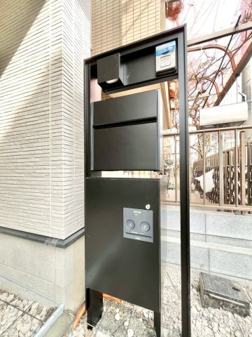 大田区西蒲田1丁目　新築戸建の玄関|不在時に便利な宅配ボックスを完備。

現地ご見学希望・資料請求などお気軽にお問い合わせ下さい！
03-5990-5201