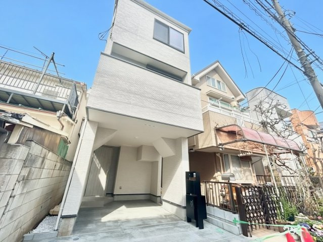 大田区西蒲田1丁目　新築戸建の前面道路含む現地写真|カースペースもしっかり確保。車での移動が欠かせないファミリーにも嬉しいプランです。

現地ご見学希望・資料請求などお気軽にお問い合わせ下さい！
03-5990-5201