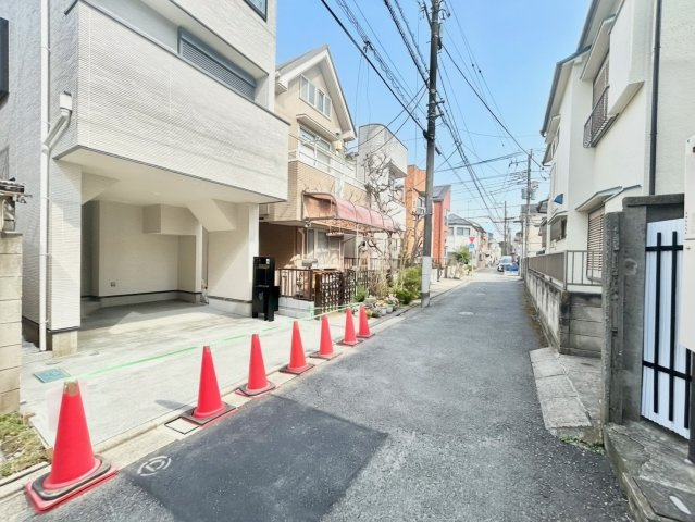 大田区西蒲田1丁目　新築戸建の前面道路含む現地写真|子育てしやすい住環境！教育施設や商業施設も徒歩圏内に充実。

ご内見希望・資料請求などお気軽にお問い合わせ下さい！
03-5990-5201