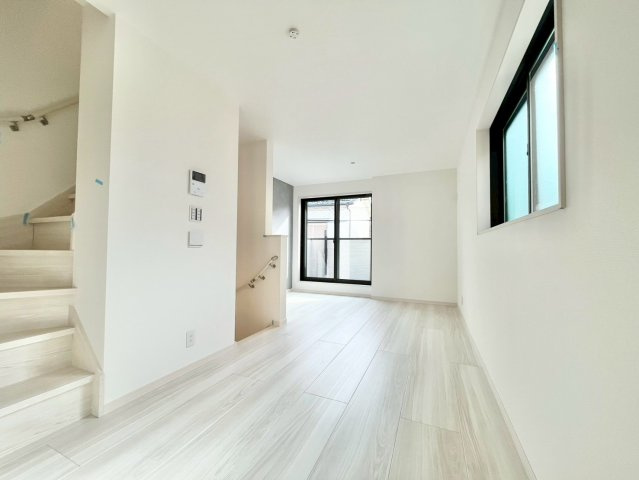 大田区西蒲田1丁目　新築戸建の居間・リビング|足元から室内全体を暖める床暖房。ホコリが舞い上がらないため、お子様のいるご家庭にも安心です。

現地ご見学希望・資料請求などお気軽にお問い合わせ下さい！
03-5990-5201