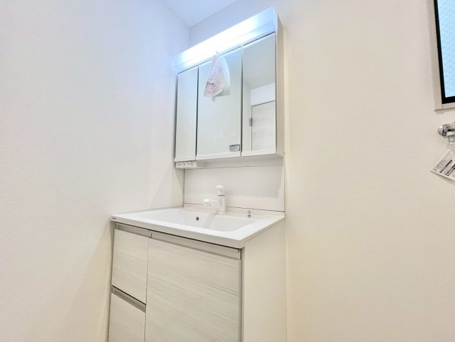 大田区西蒲田1丁目　新築戸建の独立洗面台|清潔感のあるプライベート空間は、身だしなみチェックやお肌のお手入れに最適です。

現地ご見学希望・資料請求などお気軽にお問い合わせ下さい！
03-5990-5201