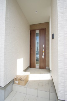 【玄関】 | 【仲介手数料無料！！】府中市日新町3丁目　新築戸建て（全16棟）M号棟　5550万円