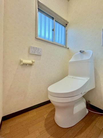 野洲市比江　中古戸建てのトイレ|温水洗浄便座付きトイレ。