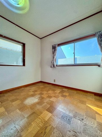 野洲市比江　中古戸建ての洋室|2F 6帖洋室。収納完備。