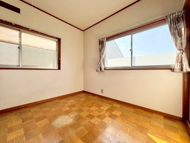 野洲市比江　中古戸建ての洋室|2面採光で陽当たり良好です。