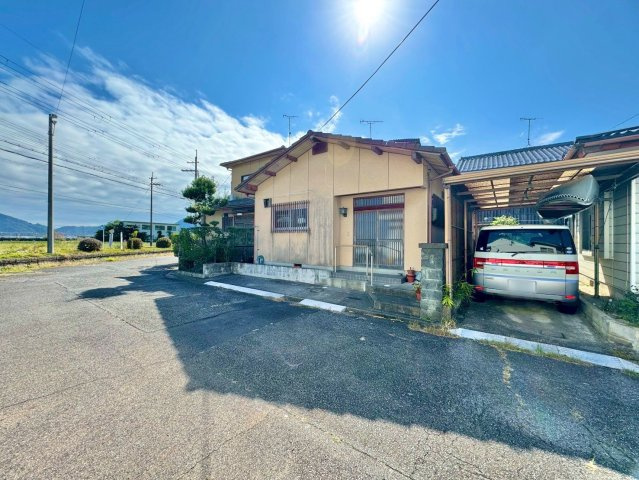野洲市比江　中古戸建ての前面道路含む現地写真|前道ゆったり約6ｍなので、お車の出し入れも楽々です。
