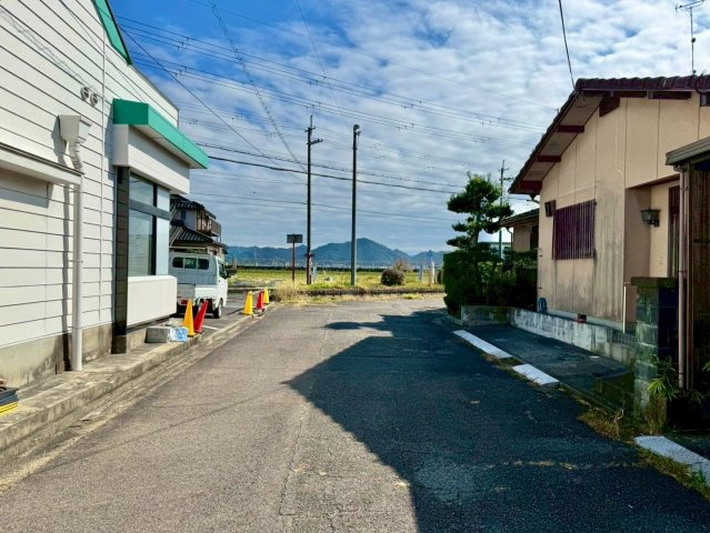 野洲市比江　中古戸建ての前面道路含む現地写真|閑静な住宅地で、のびのびとした生活が送れます。
