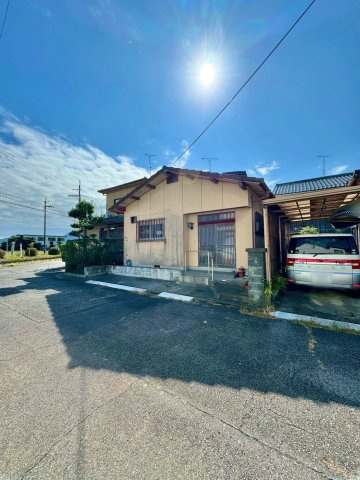 野洲市比江　中古戸建ての前面道路含む現地写真|前道ゆったり約6ｍなので、お車の出し入れも楽々です。