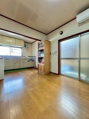 野洲市比江　中古戸建ての居間・リビング|ダイニングキッチンスペースは約9.75帖あります。