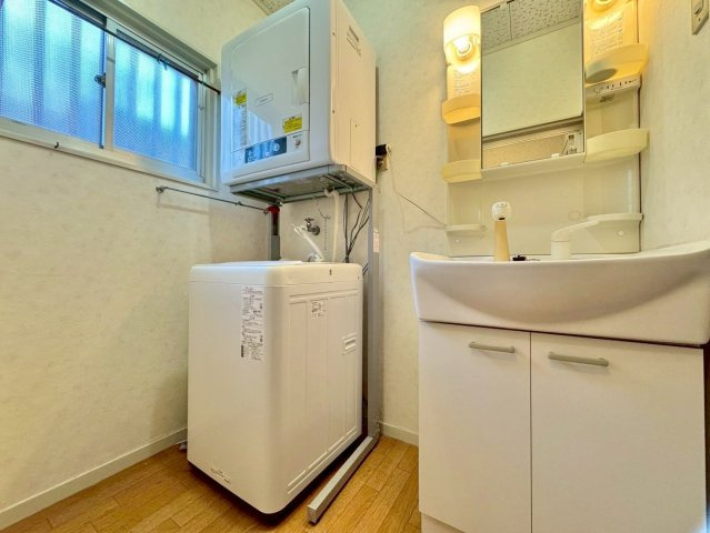 野洲市比江　中古戸建ての洗面所|湿気のこもりやすい洗面脱衣室には窓がついているので、換気もばっちりです。