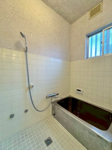 野洲市比江　中古戸建ての浴室|窓付きで換気のしやすいバスルーム。