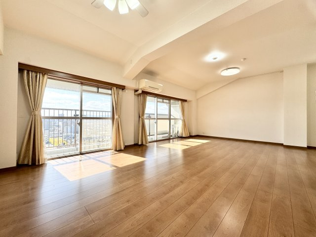 【リフォーム済】グランドメゾン守山3号棟 最上階（15F）の居間・リビング|最上階角部屋の為、陽当たり、通風、眺望良好です。