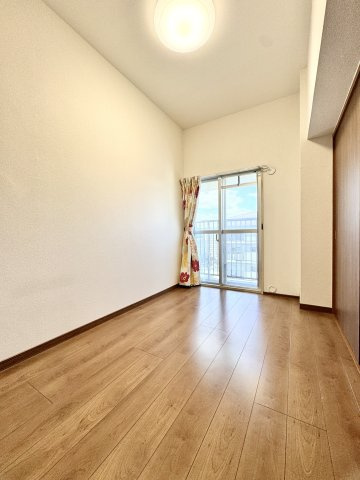 【リフォーム済】グランドメゾン守山3号棟 最上階（15F）の洋室|3面バルコニーの為、すべてのお部屋からバルコニーに出ることが出来ます。