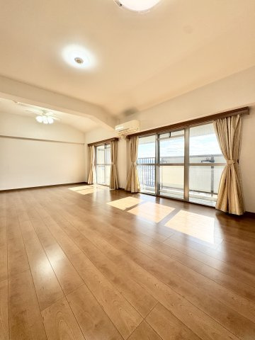 【リフォーム済】グランドメゾン守山3号棟 最上階（15F）の居間・リビング|陽当たりの良い明るい室内です。