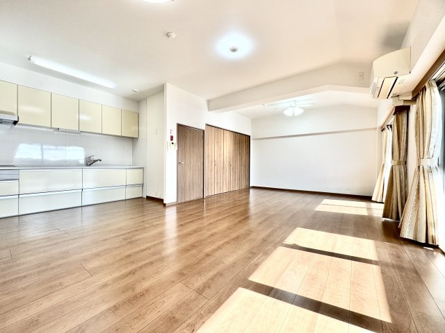 【リフォーム済】グランドメゾン守山3号棟 最上階（15F）の居間・リビング|家族の集まるLDKはゆったり21帖超え。