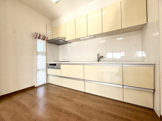 【リフォーム済】グランドメゾン守山3号棟 最上階（15F）のその他|収納スペース豊富なシステムキッチン。