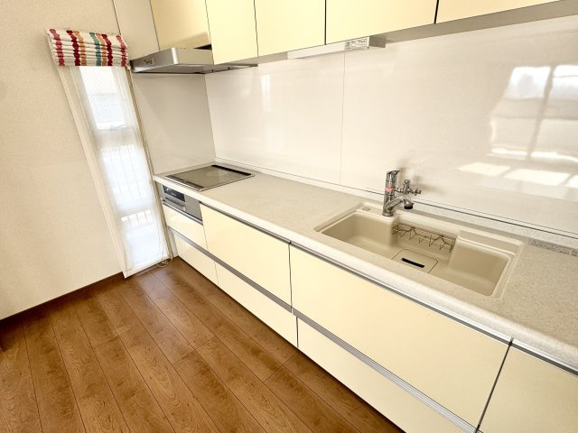 【リフォーム済】グランドメゾン守山3号棟 最上階（15F）のキッチン|オール電化のお部屋です。システムキッチンは平成24年6月にリフォーム済です。