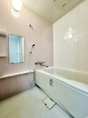 【リフォーム済】グランドメゾン守山3号棟 最上階（15F）の浴室|ピンクのアクセントが素敵なお風呂は平成24年6月にリフォーム済です。