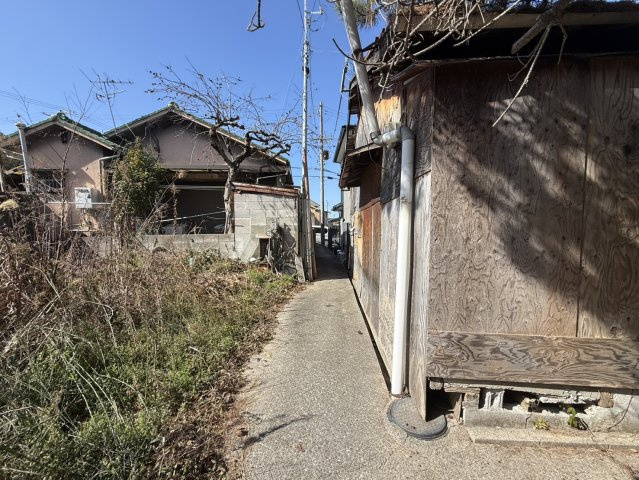 岸和田市尾生町3丁目　古家付き土地の前面道路含む現地写真