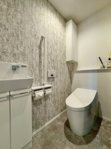 大津市大平2丁目　中古戸建てのトイレ|白を基調とし清潔感がありながらも、クロスや床材のデザインで高級感も感じることができるトイレ。