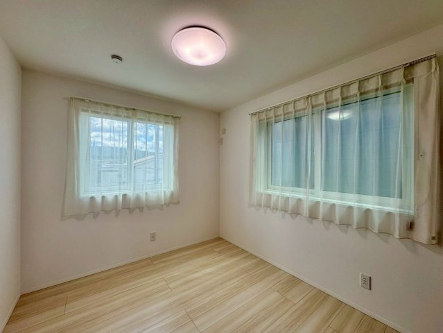 大津市大平2丁目　中古戸建ての洋室|2F 5.3帖洋室。2面採光で明るい室内。