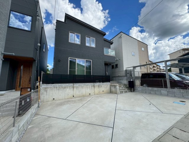 大津市大平2丁目　中古戸建ての駐車場|駐車3台可。（車種による）