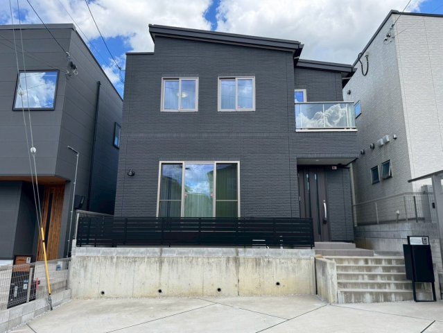 大津市大平2丁目　中古戸建ての外観|一条工務店施工の設備充実物件。太陽光発電、蓄電池付きのオール電化住宅です。