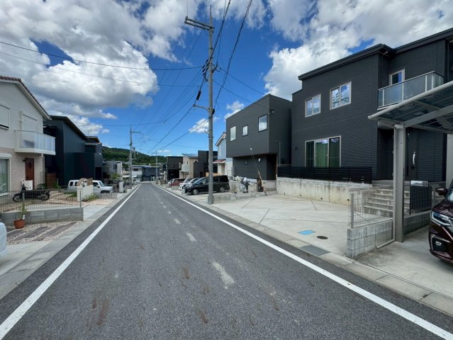 大津市大平2丁目　中古戸建ての前面道路含む現地写真|前道広々約6ｍ。お車の出し入れも楽々です。