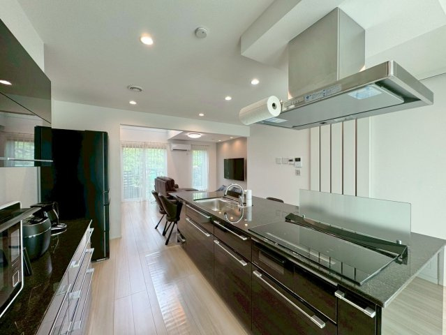 大津市大平2丁目　中古戸建ての居間・リビング|リビングスペースとダイニングスペースのレイアウトがしやすいLDK。