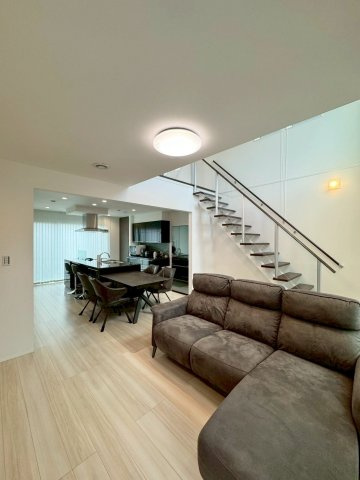 大津市大平2丁目　中古戸建ての居間・リビング|寒い冬場に重宝する全館床暖房付き。家中どこにいても快適に過ごすことができます。