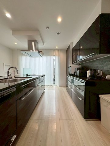 大津市大平2丁目　中古戸建てのキッチン|大理石調で高級感のあるキッチン。収納も充実しているので、物が増えがちなキッチン周りもすっきりと片付きます。