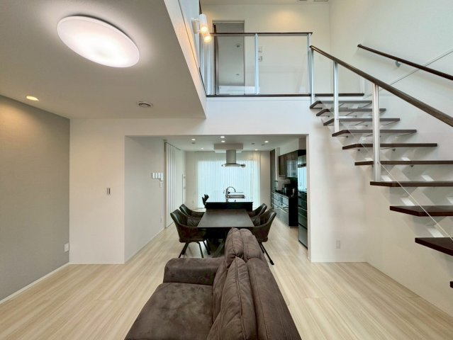 大津市大平2丁目　中古戸建ての居間・リビング|コミュニケーションの取りやすいリビング階段。吹抜けが明るく開放的な空間を演出します。