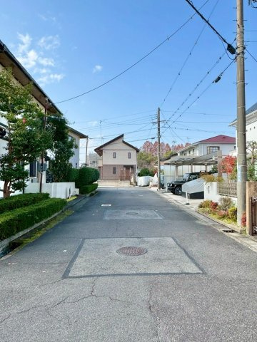 草津市桜ケ丘4丁目　建築条件無し売土地の前面道路含む現地写真|前道はゆったり7ｍあるので、お車の出し入れも楽々です。