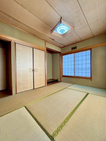 草津市桜ケ丘4丁目　中古戸建ての和室|1F 6帖和室。LDKに面した和室は、お昼寝やひと息つく時間にぴったりです。
