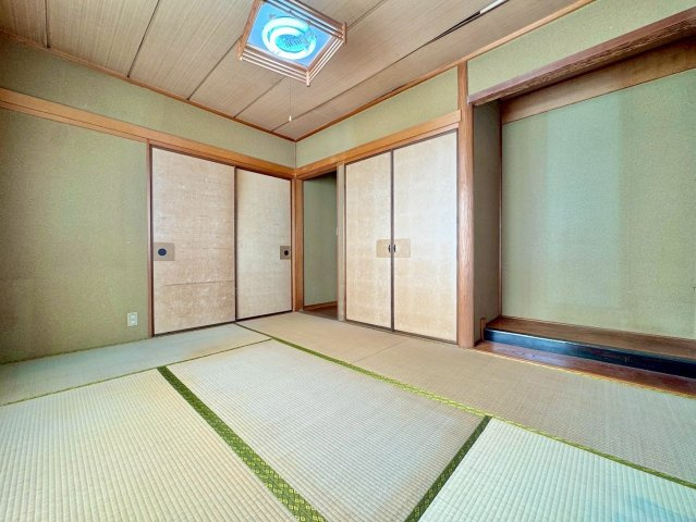 草津市桜ケ丘4丁目　中古戸建ての和室|1F 6帖和室。押入完備。