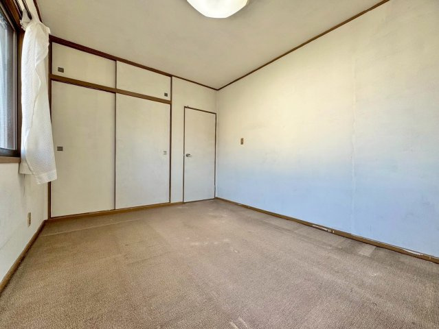 草津市桜ケ丘4丁目　中古戸建ての洋室|2F 6帖洋室。全居室に収納完備です。
