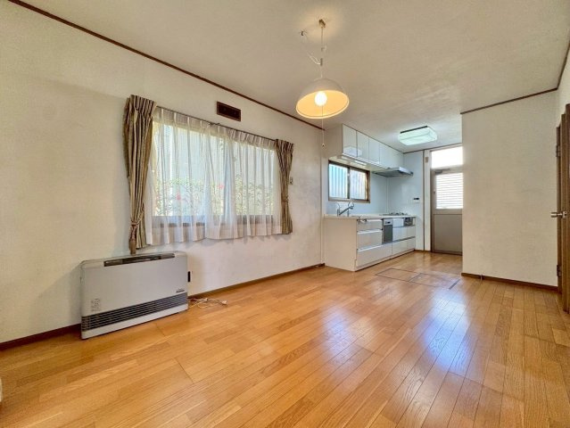 草津市桜ケ丘4丁目　中古戸建ての居間・リビング|空間を使い分けられる機能的なLDKは、17帖です。