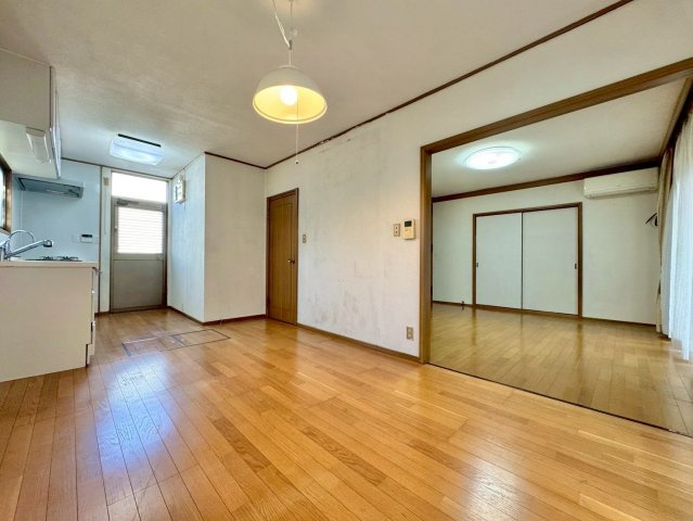 草津市桜ケ丘4丁目　中古戸建ての居間・リビング|食洗機、床暖房、浴室乾燥機など設備充実のお住まい。