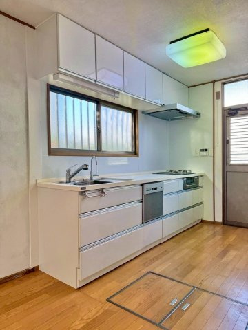 草津市桜ケ丘4丁目　中古戸建てのキッチン|収納にも困らない便利なシステムキッチンは、2012年に交換済です。