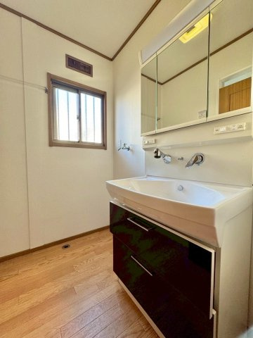 草津市桜ケ丘4丁目　中古戸建ての独立洗面台|洗面脱衣室には窓があるので、換気にも困りません。