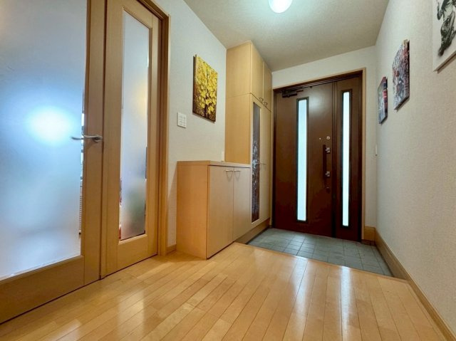 守山市木浜町　中古戸建ての玄関|玄関備え付けの下駄箱には鏡が付いているので、お出かけ前の身だしなみチェックに便利ですね。