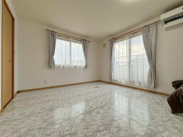 守山市木浜町　中古戸建ての洋室|2F 11帖洋室。大型WIC完備。