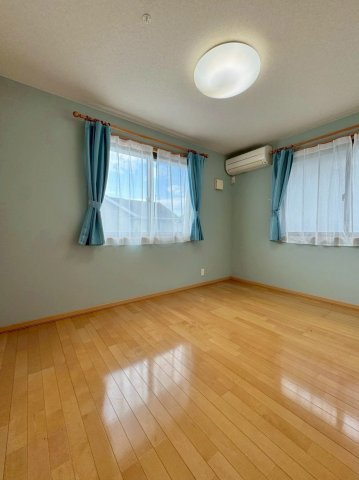 守山市木浜町　中古戸建ての洋室|2F 6.5帖洋室。2面採光でとても明るい室内です。