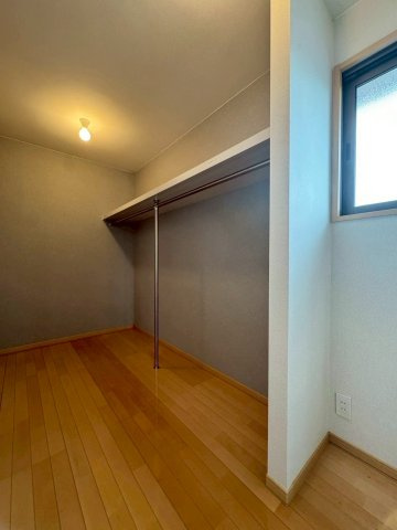 守山市木浜町　中古戸建ての収納|2F  WIC。4帖分の広さがあるのでお洋服はもちろん、趣味のアイテムなど、まとめて収納が可能です。