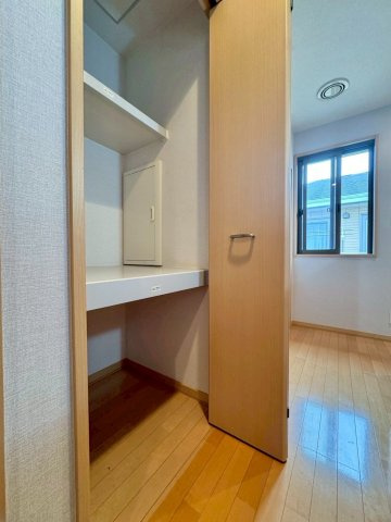 守山市木浜町　中古戸建ての収納|2F 廊下物入。フロアごとの持ち運びが面倒な掃除機や、衣替え用品をスッキリと収納しておける使い勝手の良いスペースです。