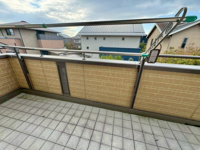 守山市木浜町　中古戸建てのバルコニー|南西向きで陽当たり良好。お洗濯物も気持ちよく乾くバルコニー。