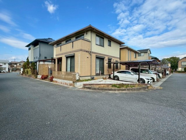 守山市木浜町　中古戸建ての前面道路含む現地写真|角地につき陽当たり、風通し良好です。